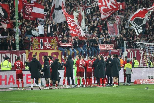 29.03.2025, xrekx, Fussball 2.Bundesliga, 1.FC Kaiserslautern - Fortuna Duesseldorf v.l. Die Mannschaft bedankt bedanken sich bei den Fans, the player thanks the fans for their support Fans ,Stimmung, Schals, Trikot, Fahne, Banner, Ultras, Zuschauer, Besucher, Choreo, Choreografie, atmosphere, spectators, Visitors Westkurve (DFL DFB REGULATIONS PROHIBIT ANY USE OF PHOTOGRAPHS as IMAGE SEQUENCES and or QUASI-VIDEO) Kaiserslautern