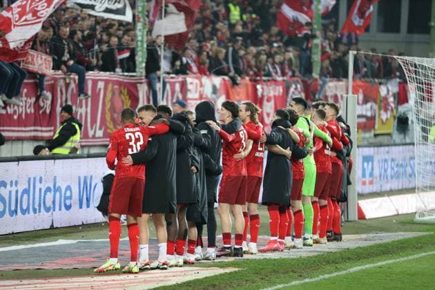29.03.2025, xrekx, Fussball 2.Bundesliga, 1.FC Kaiserslautern - Fortuna Duesseldorf v.l. Die Mannschaft bedankt bedanken sich bei den Fans, the player thanks the fans for their support Fans ,Stimmung, Schals, Trikot, Fahne, Banner, Ultras, Zuschauer, Besucher, Choreo, Choreografie, atmosphere, spectators, Visitors Westkurve (DFL DFB REGULATIONS PROHIBIT ANY USE OF PHOTOGRAPHS as IMAGE SEQUENCES and or QUASI-VIDEO) Kaiserslautern