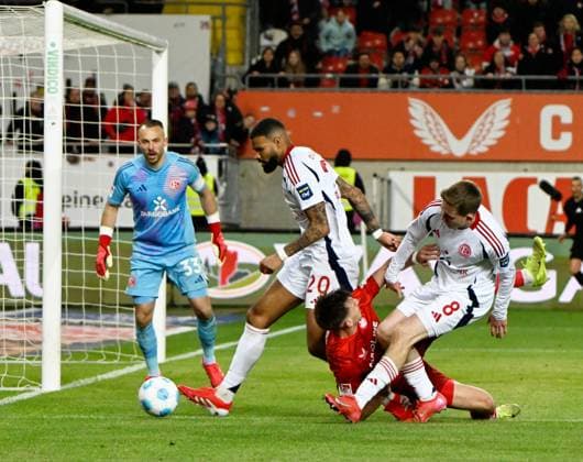 Fussball - 2. Bundesliga - Saison 2024 25 1. FC Kaiserslautern 29.03.2025 Fritz-Walter-Stadion 1. FC Kaiserslautern (fck) - Fortuna Düsseldorf (dus) 3:1 Daniel HANSLIK (1. FC Kaiserslautern) im Strafraum am Boden.v.li: Torwart Florian KASTENMEIER (Fortuna Düsseldorf). Jamil SIEBERT (Fortuna Düsseldorf) und Aymen BARKOK (Fortuna Düsseldorf) 1. FC Kaiserslautern