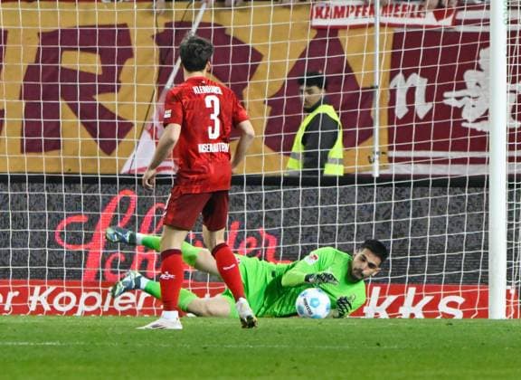 Fussball - 2. Bundesliga - Saison 2024 25 1. FC Kaiserslautern 29.03.2025 Fritz-Walter-Stadion 1. FC Kaiserslautern (fck) - Fortuna Düsseldorf (dus) 3:1 Torwart Simon SIMONI (1. FC Kaiserslautern) 1. FC Kaiserslautern
