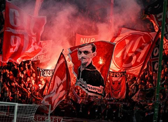 Fussball - 2. Bundesliga - Saison 2024 25 1. FC Kaiserslautern 29.03.2025 Fritz-Walter-Stadion 1. FC Kaiserslautern (fck) - Fortuna Düsseldorf (dus) 3:1 Pyro in der Westkurve 1. FC Kaiserslautern