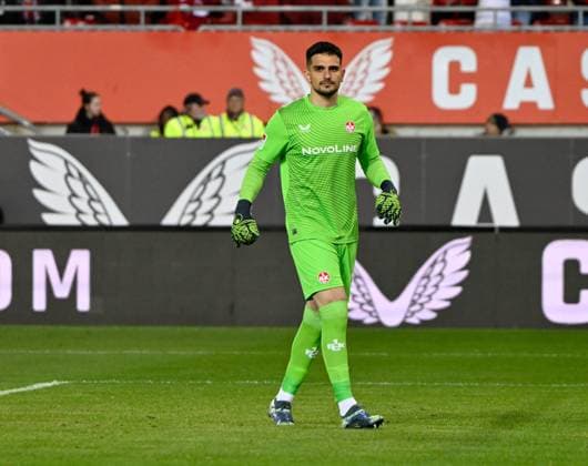 Fussball - 2. Bundesliga - Saison 2024 25 1. FC Kaiserslautern 29.03.2025 Fritz-Walter-Stadion 1. FC Kaiserslautern (fck) - Fortuna Düsseldorf (dus) 3:1 Torwart Simon SIMONI (1. FC Kaiserslautern) mit Flügeln 1. FC Kaiserslautern