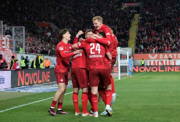 Fussball - 2. Bundesliga - Saison 2024 25 1. FC Kaiserslautern 29.03.2025 Fritz-Walter-Stadion 1. FC Kaiserslautern (fck) - Fortuna Düsseldorf (dus) 3:1 Jubel FCK nach dem 3:1, v.li: Florian KLEINHANSL (1. FC Kaiserslautern) , Torschütze Luca SIRCH (1. FC Kaiserslautern), verdeckt, Jannis HEUER (1. FC Kaiserslautern) und Tim BREITHAUPT (1. FC Kaiserslautern) 1. FC Kaiserslautern