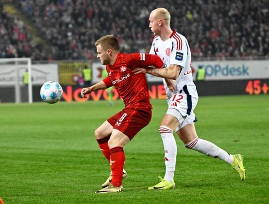 Fussball - 2. Bundesliga - Saison 2024 25 1. FC Kaiserslautern 29.03.2025 Fritz-Walter-Stadion 1. FC Kaiserslautern (fck) - Fortuna Düsseldorf (dus) 3:1 Jean ZIMMER (1. FC Kaiserslautern), li - Valgeir LUNDDAL (Dus) 1. FC Kaiserslautern