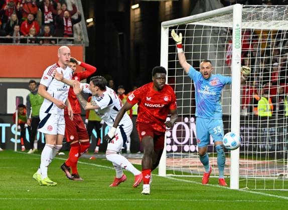 Fussball - 2. Bundesliga - Saison 2024 25 1. FC Kaiserslautern 29.03.2025 Fritz-Walter-Stadion 1. FC Kaiserslautern (fck) - Fortuna Düsseldorf (dus) 3:1 Torwart Florian KASTENMEIER (Fortuna Düsseldorf), lamentiert, Ragnar ACHE (1. FC Kaiserslautern) , vorne 1. FC Kaiserslautern