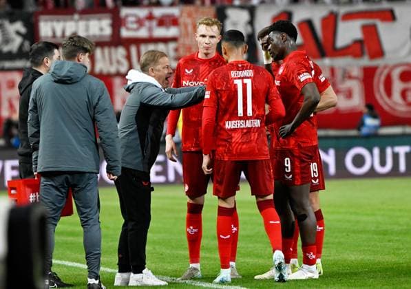 Fussball - 2. Bundesliga - Saison 2024 25 1. FC Kaiserslautern 29.03.2025 Fritz-Walter-Stadion 1. FC Kaiserslautern (fck) - Fortuna Düsseldorf (dus) 3:1 Trainer Markus ANFANG (1. FC Kaiserslautern) gibt Anweisungen in einer Verletzungspause 1. FC Kaiserslautern