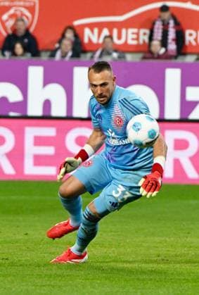 Fussball - 2. Bundesliga - Saison 2024 25 1. FC Kaiserslautern 29.03.2025 Fritz-Walter-Stadion 1. FC Kaiserslautern (fck) - Fortuna Düsseldorf (dus) 3:1 Torwart Florian KASTENMEIER (Fortuna Düsseldorf). Aktion mit Ball 1. FC Kaiserslautern