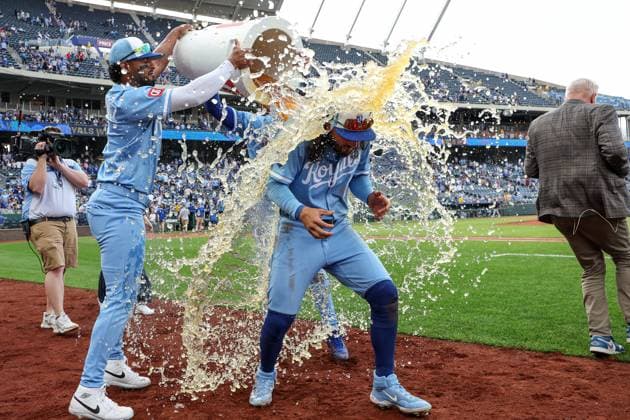 MLB, Baseball Herren, USA 2025: Guardians Vs Royals MAR 29 March 29, 2025: Kansas City Royals left fielder Jonathan India (6) is doused by teammates after their 4-3 victory over the Cleveland Guardians in an MLB baseball game at Kauffman Stadium in Kansas City, MO. David Smith CSM (Credit Image: Â David Smith Cal Media) Kansas City Mo United States of America EDITORIAL USE ONLY Copyright: xx ZUMA-20250329_zma_c04_138.jpg DavidxSmithx csmphotothree370358
