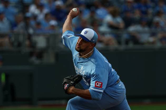 MLB, Baseball Herren, USA 2025: Guardians Vs Royals MAR 29 March 29, 2025: Kansas City Royals relief pitcher Carlos Estevez (53) pitches against the Cleveland Guardians during the ninth inning of an MLB baseball game at Kauffman Stadium in Kansas City, MO. David Smith CSM (Credit Image: Â David Smith Cal Media) Kansas City Mo United States of America EDITORIAL USE ONLY Copyright: xx ZUMA-20250329_zma_c04_136.jpg DavidxSmithx csmphotothree370360