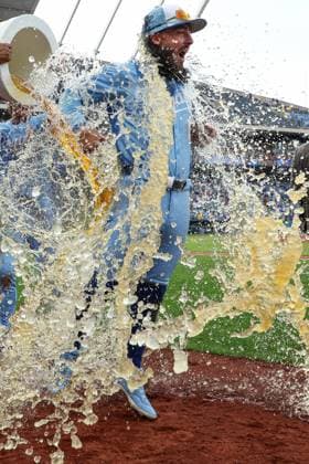 MLB, Baseball Herren, USA 2025: Guardians Vs Royals MAR 29 March 29, 2025: Kansas City Royals left fielder Jonathan India (6) is doused by teammates after their 4-3 victory over the Cleveland Guardians in an MLB baseball game at Kauffman Stadium in Kansas City, MO. David Smith CSM (Credit Image: Â David Smith Cal Media) Kansas City Mo United States of America EDITORIAL USE ONLY Copyright: xx ZUMA-20250329_zma_c04_157.jpg DavidxSmithx csmphotothree370387