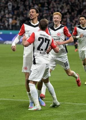 Mario Götze jubelt nach seinem Tor zum 1:0 mit Hugo Ekitike (li) und Hugo Larsson (re) fotografiert beim Fußball Bundesliga Spiel Eintracht Frankfurt gegen den VFB Stuttgart am 29.3.2025 in Frankfurt