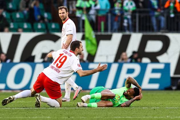 Lukas Nmecha (VfL Wolfsburg,10) gegen Jonas Foehrenbach Föhrenbach (FC Heidenheim,19) - 1. Fussball Bundesliga Saison 2024-2025 VfL Wolfsburg vs. 1. FC Heidenheim in der Volkswagen Arena in Wolfsburg - Aktion,Fussball,Deutschland,Mann,Männer,29.03.2025