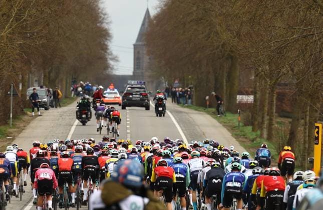 The pack of riders pictured in action during the men elite Gent-Wevelgem - In Flanders Fields one day cycling race, 250.3 km from Ieper to Wevelgem, Sunday 30 March 2025. DAVIDxPINTENS  x117140978x