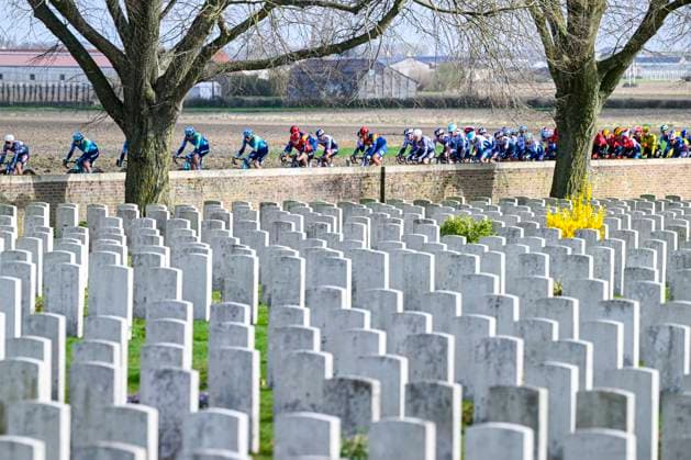 Gent - Wevelgem in Flanders Fields 2025 WEVELGEM, BELGIUM - MARCH 30 : Illustration picture of the peloton passing a World War cemetary pictured during 87th edition of the UCI World Tour Gent - Wevelgem in Flanders Fields cycling race for Men Elite with start in Ieper and finish in Wevelgem after 250 km on March 30, 2025 in Wevelgem, Belgium, 30 03 2025 ( Motordriver Guy De Vuyst - Wevelgem Belgium  Copyright: xNicoxVereeckenx