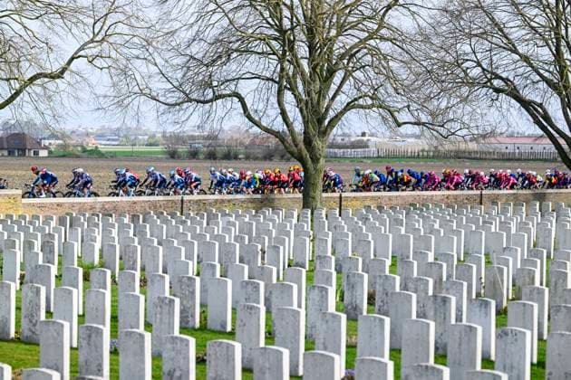 Gent - Wevelgem in Flanders Fields 2025 WEVELGEM, BELGIUM - MARCH 30 : Illustration picture of the peloton passing a World War cemetary pictured during 87th edition of the UCI World Tour Gent - Wevelgem in Flanders Fields cycling race for Men Elite with start in Ieper and finish in Wevelgem after 250 km on March 30, 2025 in Wevelgem, Belgium, 30 03 2025 ( Motordriver Guy De Vuyst - Wevelgem Belgium  Copyright: xNicoxVereeckenx