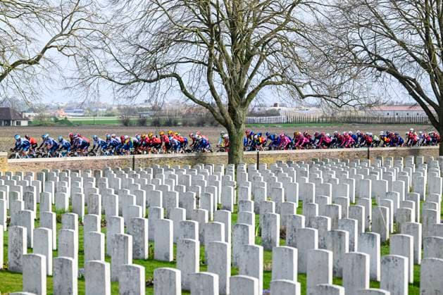 Gent - Wevelgem in Flanders Fields 2025 WEVELGEM, BELGIUM - MARCH 30 : Illustration picture of the peloton passing a World War cemetary pictured during 87th edition of the UCI World Tour Gent - Wevelgem in Flanders Fields cycling race for Men Elite with start in Ieper and finish in Wevelgem after 250 km on March 30, 2025 in Wevelgem, Belgium, 30 03 2025 ( Motordriver Guy De Vuyst - Wevelgem Belgium  Copyright: xNicoxVereeckenx