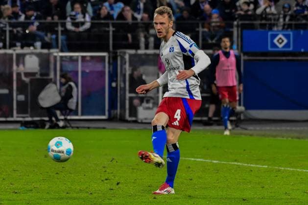 Schonlau Sebastian ( HSV ) am Ball Deutschland , Hamburg , Volksparkstadion , Fussball , 2 . Bundesliga , Hamburger SV - SV Elversberg *** Schonlau Sebastian HSV on the ball Germany , Hamburg , Volksparkstadion , Football , 2 Bundesliga , Hamburger SV SV Elversberg