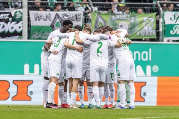 Fußball - Herren - 2. Bundesliga - 27. Spieltag - Saison 2024 2025 - SpvGG Greuther Fürth vs. FC Schalke 04 30.03.2025 Das Fürther Team (SpVgg Greuther Fürth) im Mannschaftskreis DFL regulations prohibit any use of photographs as image sequences and or quasi-video Fürth Sportpark Ronhof Thomas Sommer Bayern Deutschland