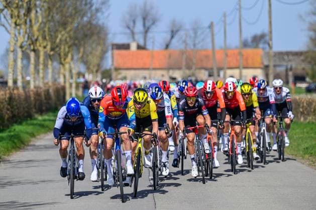 Gent - Wevelgem in Flanders Fields 2025 WEVELGEM, BELGIUM - MARCH 30 : Illustration picture of the peloton pictured during 87th edition of the UCI World Tour Gent - Wevelgem in Flanders Fields cycling race for Men Elite with start in Ieper and finish in Wevelgem after 250 km on March 30, 2025 in Wevelgem, Belgium, 30 03 2025 ( Motordriver Guy De Vuyst - Wevelgem Belgium  Copyright: xNicoxVereeckenx