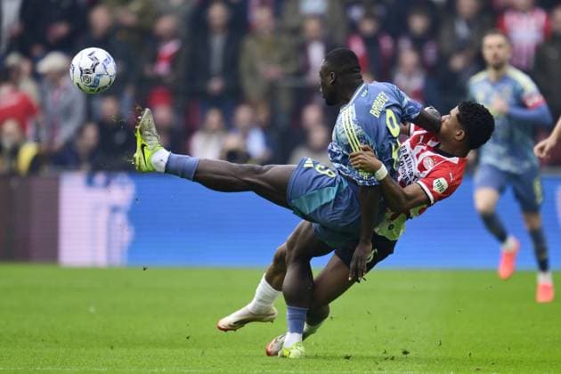 EINDHOVEN - (l-r) Brian Brobbey of Ajax, Ryan Flamingo of PSV Eindhoven during the Dutch Eredivisie match between PSV Eindhoven and AFC Ajax at Phillips Stadium on March 30, 2025 in Eindhoven, Netherlands. ANP OLAF KRAAK Dutch Eredivisie 2024 25 xVIxANPxSportx xxANPxIVx 523426524 originalFilename: 523426524.jpg