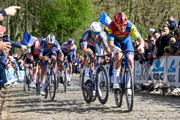 Gent - Wevelgem in Flanders Fields 2025 WEVELGEM, BELGIUM - MARCH 30 : Magnier Paul (FRA) of Soudal Quick-Step, Pedersen Mads (DEN) of Lidl - Trek, Philipsen Jasper (BEL) of Alpecin - Deceuninck on the Kemmelberg pictured during 87th edition of the UCI World Tour Gent - Wevelgem in Flanders Fields cycling race for Men Elite with start in Ieper and finish in Wevelgem after 250 km on March 30, 2025 in Wevelgem, Belgium, 30 03 2025 ( Motordriver Guy De Vuyst - Wevelgem Belgium  Copyright: xNicoxVereeckenx