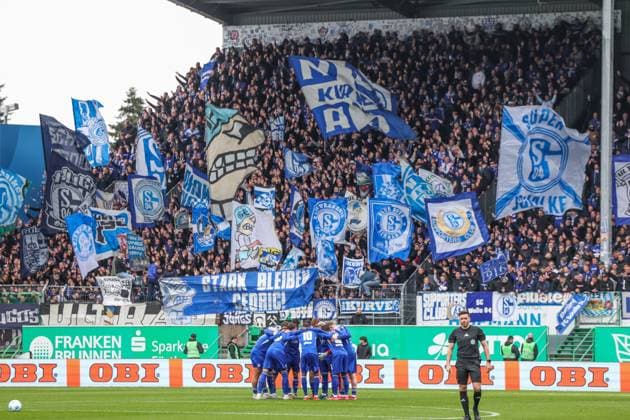 30.03.2025, Fussball, Saison 2024 2025, 2. Bundesliga, 27. Spieltag, Greuther Fürth - FC Schalke 04, Fans des FC Schalke 04. Fürth Sportpark am Ronhof Bayern Deutschland xRHR-FOTO TRx