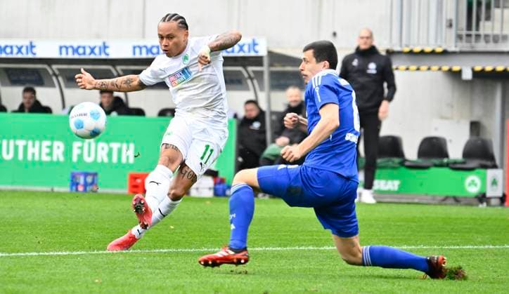 30.03.2025 - Fussball - Saison 2024 2025 - 2. Fussball - Bundesliga - 27. Spieltag: SpVgg Greuther Fürth ( Kleeblatt ) - FC Schalke 04 S04 - Sportfoto Zink - xwoxzix - DFL regulations prohibit any use of photographs as image sequences and or quasi-video - only for editorial use - Roberto Massimo (11, SpVgg Greuther Fürth ) Ron Schallenberg (6, FC Schalke 04 S04 )