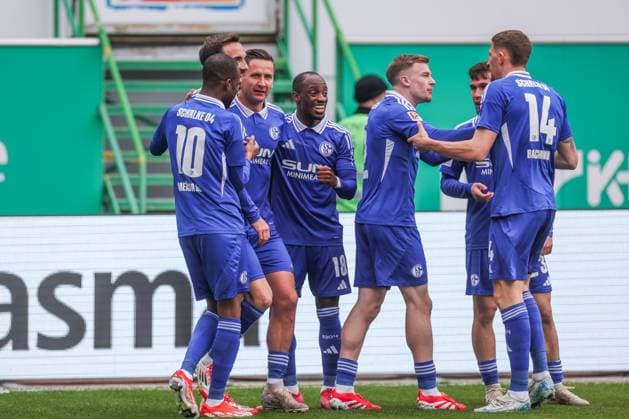 30.03.2025, Fussball, Saison 2024 2025, 2. Bundesliga, 27. Spieltag, Greuther Fürth - FC Schalke 04, Kenan Karaman (FC Schalke 04) jubelt nach seinem Tor zum 0 zu 1. Fürth Sportpark am Ronhof Bayern Deutschland xRHR-FOTO TRx