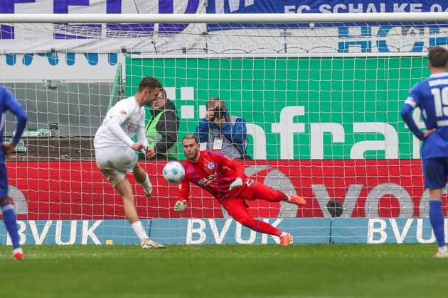 30.03.2025, Fussball, Saison 2024 2025, 2. Bundesliga, 27. Spieltag, Greuther Fürth - FC Schalke 04, Loris Karius (FC Schalke 04) hält den Elfmeter von Dennis Srbeny (SpVgg Greuther Fürth). Fürth Sportpark am Ronhof Bayern Deutschland xRHR-FOTO TRx