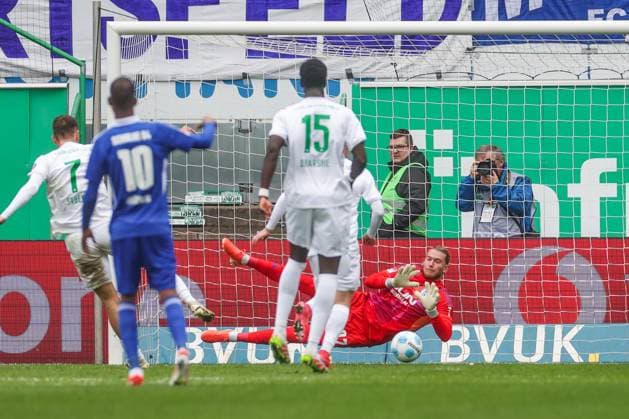 30.03.2025, Fussball, Saison 2024 2025, 2. Bundesliga, 27. Spieltag, Greuther Fürth - FC Schalke 04, Loris Karius (FC Schalke 04) hält den Elfmeter von Dennis Srbeny (SpVgg Greuther Fürth). Fürth Sportpark am Ronhof Bayern Deutschland xRHR-FOTO TRx