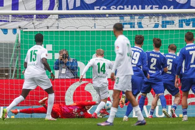 30.03.2025, Fussball, Saison 2024 2025, 2. Bundesliga, 27. Spieltag, Greuther Fürth - FC Schalke 04, Jomaine Consbruch (SpVgg Greuther Fürth) erzielt im Nachschuss das Tor gegen Loris Karius (FC Schalke 04). Fürth Sportpark am Ronhof Bayern Deutschland xRHR-FOTO TRx