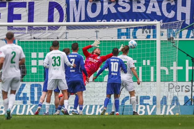 30.03.2025, Fussball, Saison 2024 2025, 2. Bundesliga, 27. Spieltag, Greuther Fürth - FC Schalke 04, Loris Karius (FC Schalke 04) Fürth Sportpark am Ronhof Bayern Deutschland xRHR-FOTO TRx