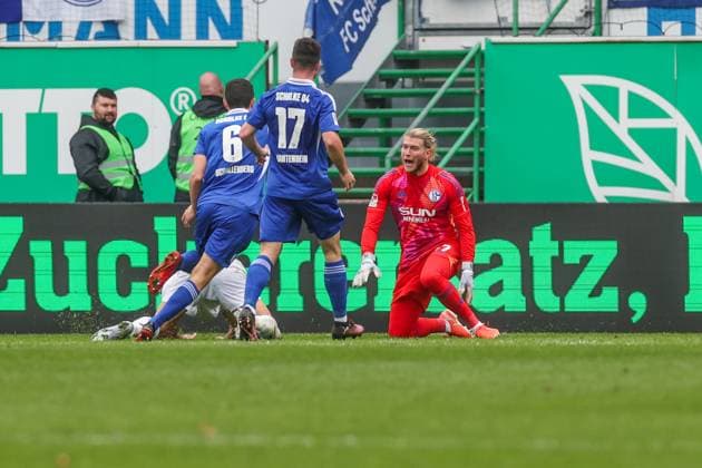 30.03.2025, Fussball, Saison 2024 2025, 2. Bundesliga, 27. Spieltag, Greuther Fürth - FC Schalke 04, Loris Karius (FC Schalke 04) verletzt sich und geht zu Boden. Fürth Sportpark am Ronhof Bayern Deutschland xRHR-FOTO TRx