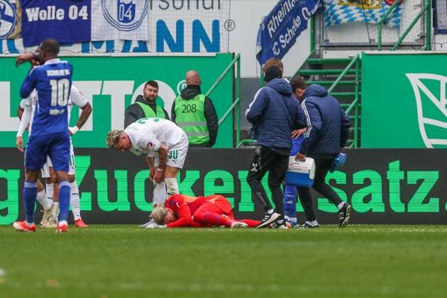 30.03.2025, Fussball, Saison 2024 2025, 2. Bundesliga, 27. Spieltag, Greuther Fürth - FC Schalke 04, Loris Karius (FC Schalke 04) liegt verletzt am Boden. Fürth Sportpark am Ronhof Bayern Deutschland xRHR-FOTO TRx