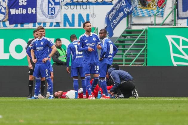 30.03.2025, Fussball, Saison 2024 2025, 2. Bundesliga, 27. Spieltag, Greuther Fürth - FC Schalke 04, Loris Karius (FC Schalke 04) liegt verletzt am Boden. Fürth Sportpark am Ronhof Bayern Deutschland xRHR-FOTO TRx