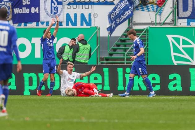 30.03.2025, Fussball, Saison 2024 2025, 2. Bundesliga, 27. Spieltag, Greuther Fürth - FC Schalke 04, Loris Karius (FC Schalke 04) verletzt sich und geht zu Boden. Fürth Sportpark am Ronhof Bayern Deutschland xRHR-FOTO TRx