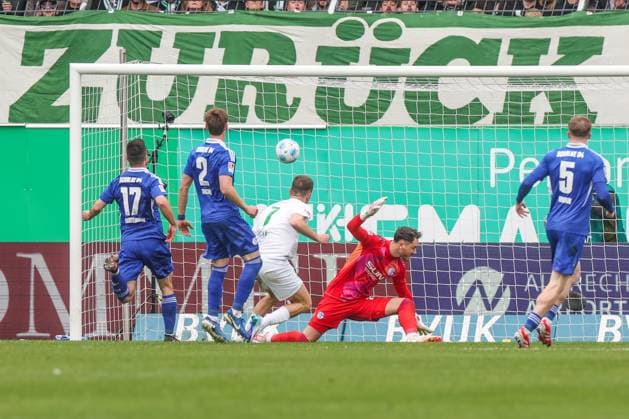 30.03.2025, Fussball, Saison 2024 2025, 2. Bundesliga, 27. Spieltag, Greuther Fürth - FC Schalke 04, Dennis Srbeny (SpVgg Greuther Fürth) erzielt das Tor zum 3 zu 1. Fürth Sportpark am Ronhof Bayern Deutschland xRHR-FOTO TRx