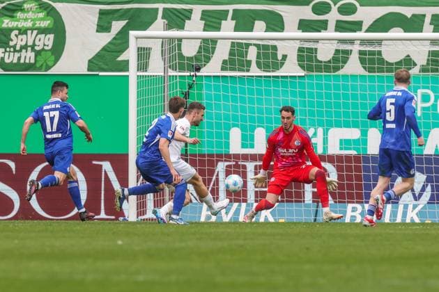 30.03.2025, Fussball, Saison 2024 2025, 2. Bundesliga, 27. Spieltag, Greuther Fürth - FC Schalke 04, Dennis Srbeny (SpVgg Greuther Fürth) erzielt das Tor zum 3 zu 1. Fürth Sportpark am Ronhof Bayern Deutschland xRHR-FOTO TRx