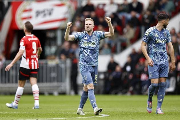 EINDHOVEN - Davy Klaassen of Ajax celebrates the 0-1 during the Dutch Eredivisie match between PSV Eindhoven and AFC Ajax at Phillips Stadium on March 30, 2025 in Eindhoven, Netherlands. ANP MAURICE VAN STEEN Dutch Eredivisie 2024 25 xVIxANPxSportx xxANPxIVx 523429045 originalFilename: 523429045.jpg