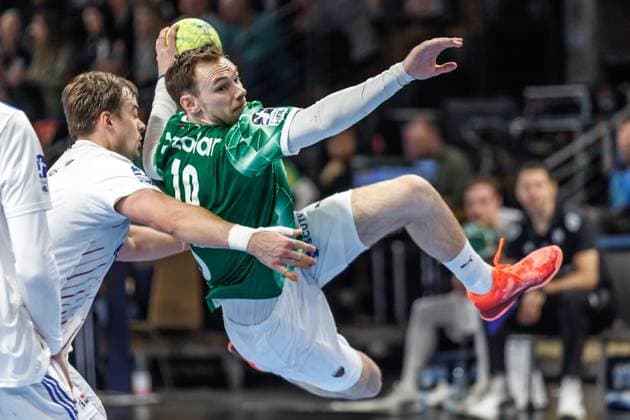 Sport Bilder des Tages Berlin, 30.03.25, Handball: Bundesliga, Fuechse Berlin - Handball Verein Hamburg , 24. Spieltag, Max-Schmeling-Halle. Berlins Mathias Gidsel wirft den Ball auf das Tor. Fuechse Berlin - Handball Sport Verein Hamburg