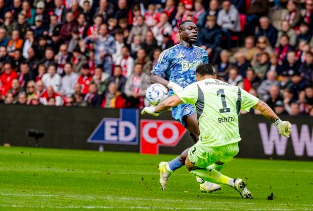 AFC Ajax Amsterdam forwarder Brian Brobbey, PSV Eindhoven Eindhoven goalkeeper Walter Benitez during the match PSV - Ajax at the Philips stadium for the Dutch Eredivisie season 2024-2025 in EINDHOVEN, Netherlands on 30 march 2025, (photo by Marcel van Dorst EYE4images DeFodi Images)