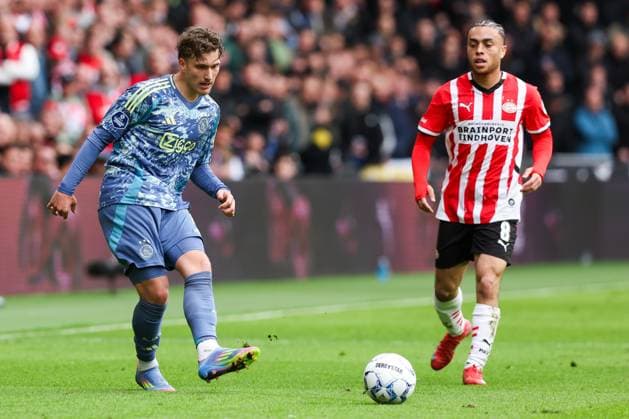 2025-03-30 PSV v AFC Ajax - Dutch Eredivisie EINDHOVEN, NETHERLANDS - MARCH 30: Mika Godts of AFC Ajax, Sergino Dest of PSV during the Dutch Eredivisie match between PSV and AFC Ajax at Philips Stadion on March 30, 2025 in Eindhoven, Netherlands. Eindhoven Philips Stadion Netherlands Content not available for redistribution in The Netherlands directly or indirectly through any third parties. Copyright: xBenxGalx