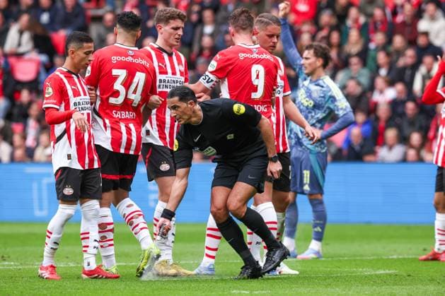 2025-03-30 PSV v AFC Ajax - Dutch Eredivisie EINDHOVEN, NETHERLANDS - MARCH 30: Referee Serdar Gozubuyuk using the referee spray, Ismael Saibari of PSV, Luuk de Jong of PSV, Guus Til of PSV, Joey Veerman of PSV during the Dutch Eredivisie match between PSV and AFC Ajax at Philips Stadion on March 30, 2025 in Eindhoven, Netherlands. Eindhoven Philips Stadion Netherlands Content not available for redistribution in The Netherlands directly or indirectly through any third parties. Copyright: xPieterxvanxderxWoudex