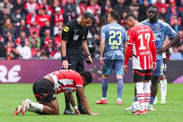 2025-03-30 PSV v AFC Ajax - Dutch Eredivisie EINDHOVEN, NETHERLANDS - MARCH 30: Ryan Flamingo of PSV injured, Referee Serdar Gozubuyuk during the Dutch Eredivisie match between PSV and AFC Ajax at Philips Stadion on March 30, 2025 in Eindhoven, Netherlands. Eindhoven Philips Stadion Netherlands Content not available for redistribution in The Netherlands directly or indirectly through any third parties. Copyright: xPieterxvanxderxWoudex