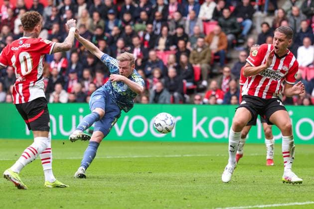 2025-03-30 PSV v AFC Ajax - Dutch Eredivisie EINDHOVEN, NETHERLANDS - MARCH 30: Davy Klaassen of AFC Ajax about to score a goal during the Dutch Eredivisie match between PSV and AFC Ajax at Philips Stadion on March 30, 2025 in Eindhoven, Netherlands. Eindhoven Philips Stadion Netherlands Content not available for redistribution in The Netherlands directly or indirectly through any third parties. Copyright: xPieterxvanxderxWoudex