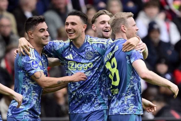 EINDHOVEN - (l-r) Lucas Rosa of Ajax, Steven Berghuis of Ajax, Kenneth Taylor of Ajax, Davy Klaassen of Ajax celebrate the 0-1 during the Dutch Eredivisie match between PSV Eindhoven and AFC Ajax at Phillips stadium on March 30, 2025 in Eindhoven, Netherlands. ANP OLAF KRAAK Dutch Eredivisie 2024 25 xVIxANPxSportx xxANPxIVx 523429490 originalFilename: 523429490.jpg
