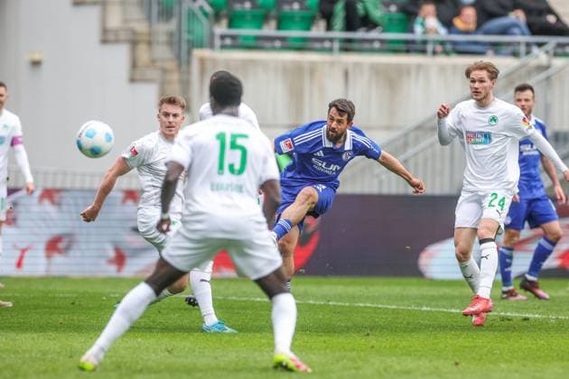 30.03.2025, Fussball, Saison 2024 2025, 2. Bundesliga, 27. Spieltag, Greuther Fürth - FC Schalke 04, Amin Younes (FC Schalke 04) erzielt das Tor zum 3 zu 2. Fürth Sportpark am Ronhof Bayern Deutschland xRHR-FOTO TRx