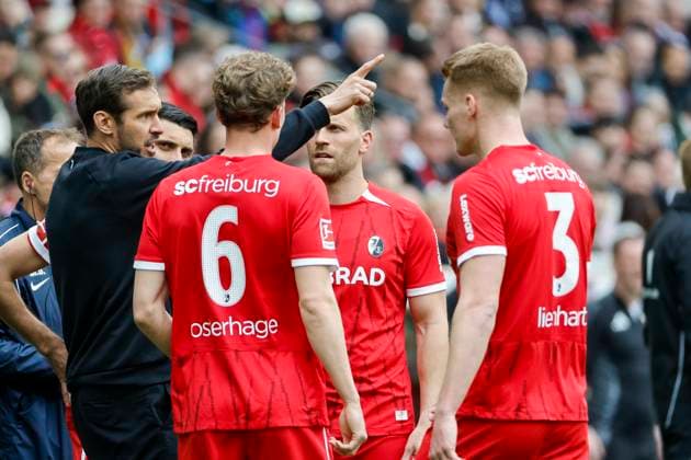 Julian Schuster (SC Freiburg, Trainer), Vincenzo Grifo (SC Freiburg, 32), Patrick Osterhage (SC Freiburg, 06), Lucas Höler, Holer (SC Freiburg, 09) und Philipp Lienhart (SC Freiburg, 03) im Dialog , Fussball, 1. Bundesliga, 27.Spieltag, 2024 2025, SC Freiburg vs. 1.FC Union Berlin, 30.03.2025, Europa-Park Stadion, Freiburg im Breisgau, Deutschland DFL REGULATIONS PROHIBIT ANY USE OF PHOTOGRAPHS AS IMAGE SEQUENCES AND OR QUASI-VIDEO. Freiburg im Breisgau Europa-Park Stadion Baden-Württemberg Deutschland Copyright: xGrantxHubbsx