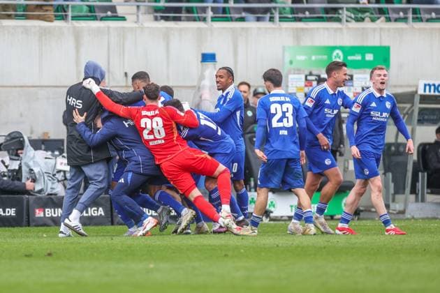 30.03.2025, Fussball, Saison 2024 2025, 2. Bundesliga, 27. Spieltag, Greuther Fürth - FC Schalke 04, Mannschaft des FC Schalke 04 jubelt. Fürth Sportpark am Ronhof Bayern Deutschland xRHR-FOTO TRx