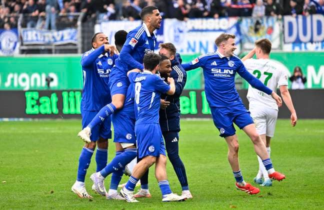 Sport Bilder des Tages 30.03.2025 - Fussball - Saison 2024 2025 - 2. Fussball - Bundesliga - 27. Spieltag: SpVgg Greuther Fürth ( Kleeblatt ) - FC Schalke 04 S04 - Sportfoto Zink - xwoxzix - DFL regulations prohibit any use of photographs as image sequences and or quasi-video - only for editorial use - Torjubel Jubel Freude nach Treffer Tor Torschuß zum 3:3 durch Moussa Sylla (9, FC Schalke 04 S04 ) -